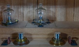 図1 キログラム原器(上段中央)、キログラム副原器(上段左)と貫原器(下段左および右)